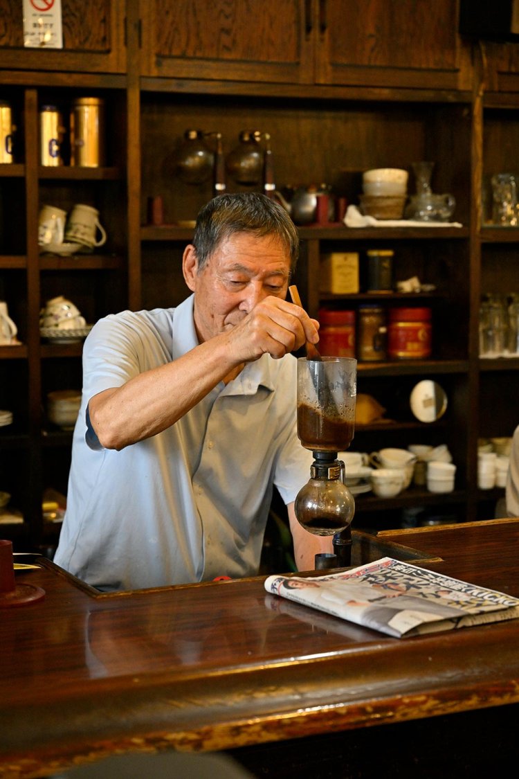 サイフォンで淹れる並木さん。