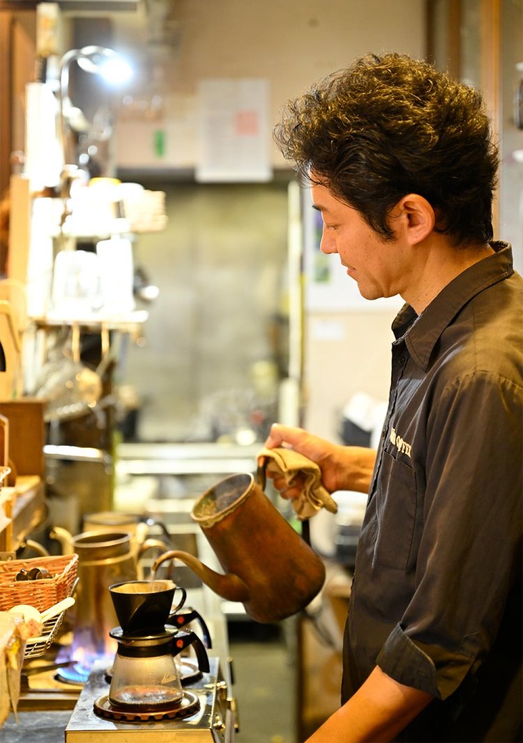 ハンドドリップする新木さん。