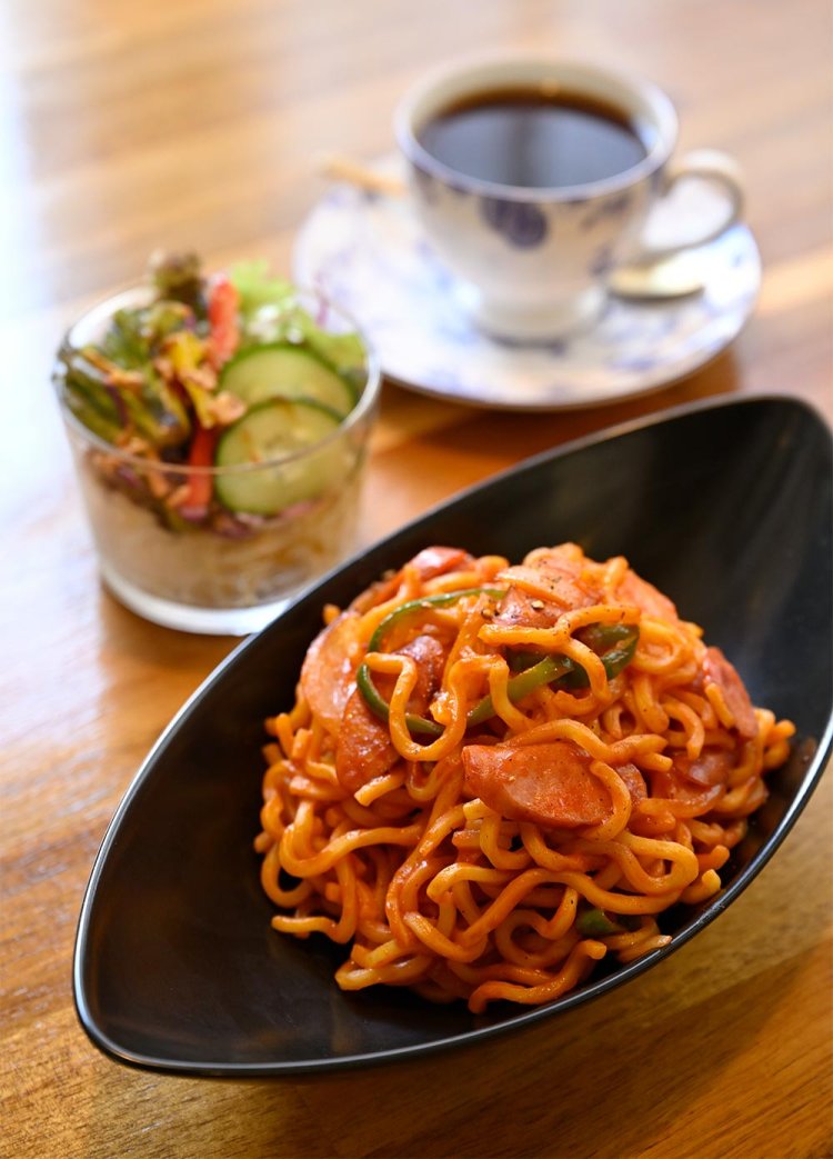 太麺好きの新木さんが考案したマスターのまかないナポリタン850円。細麺のナポリタンも用意する。新木珈琲店のブレンドコーヒー490円。ドリンクセットは150円引き。