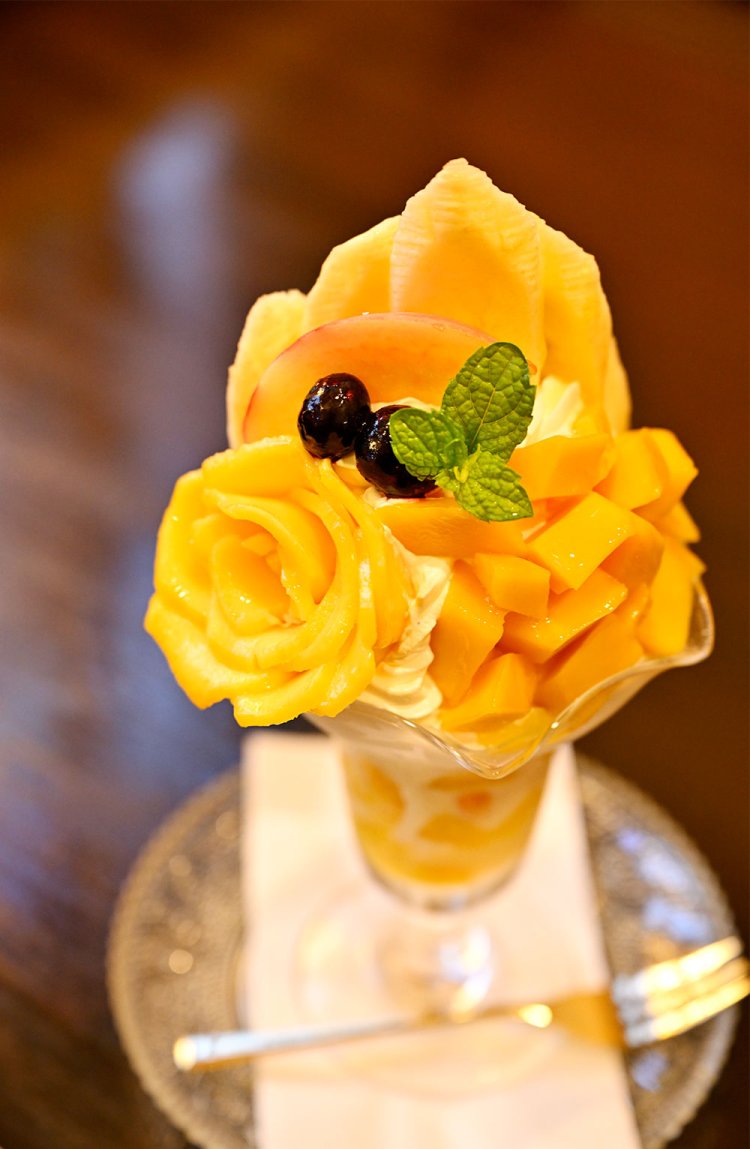 マンゴーバナナパフェ1150円。ドリンクセットは1380円。他にも契約農家から仕入れた秋のブドウパフェやアフォガードなどもある。