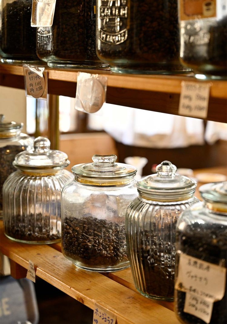 自家焙煎の豆は販売も。