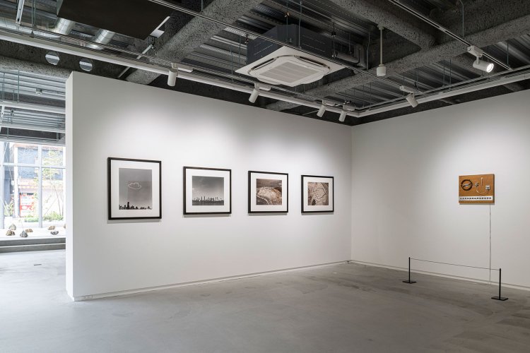 外光が入り開放的なギャラリー。