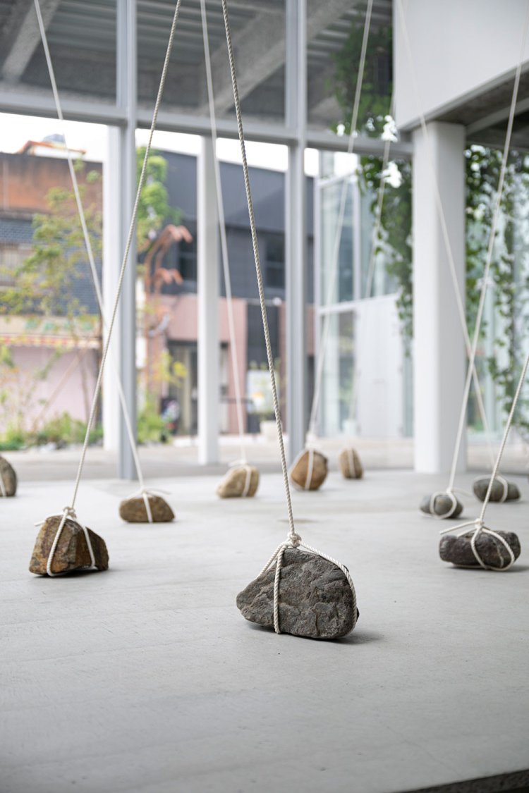 ガラス面からもよく見える石とロープで作られた菅木志雄氏の作品。