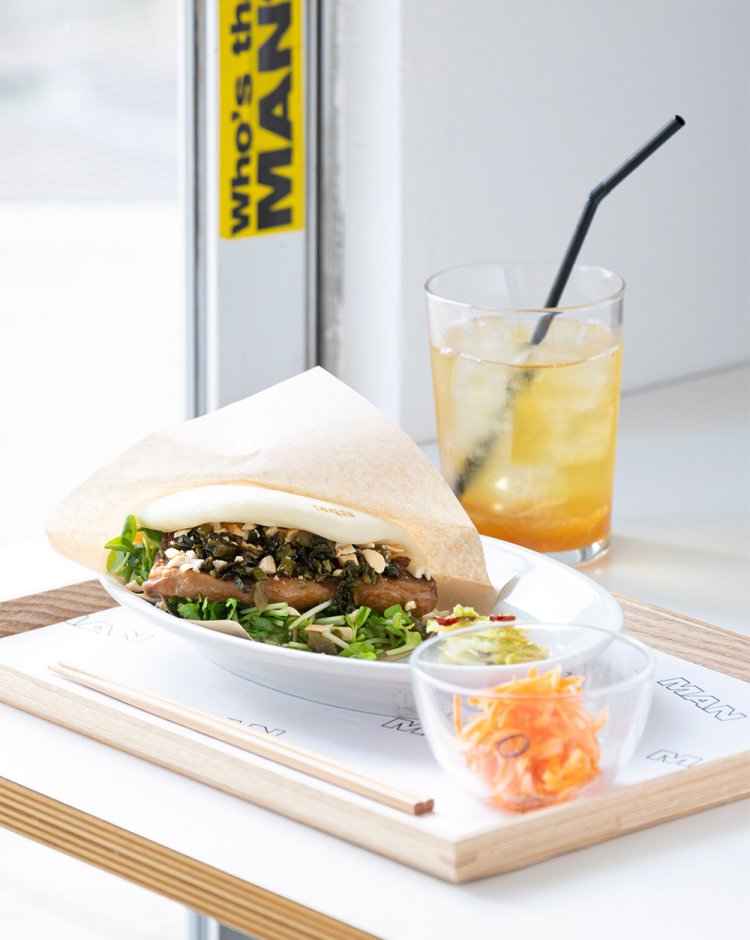 角煮や高菜炒めをはさんだ割包（グワパオ）小鉢付き990円、自家製シロップで作る台湾フルーツティー（アイス）550円。