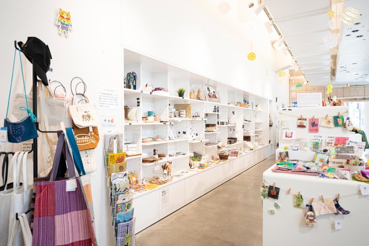 ミュージアムショップminaは全国の福祉施設などによる雑貨、作品が集結。