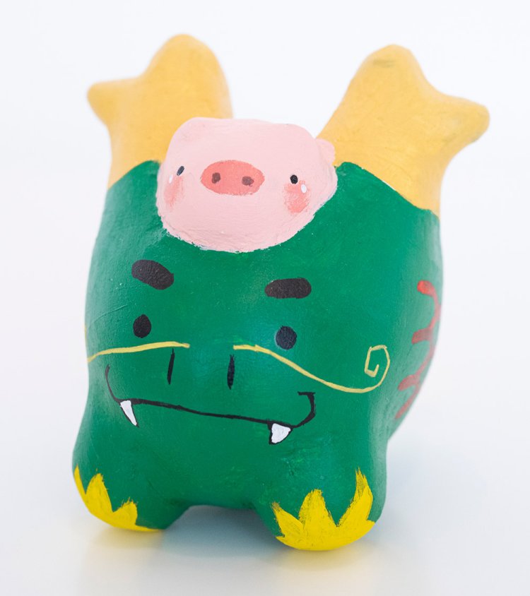 カラカラころとん張り子1980円。