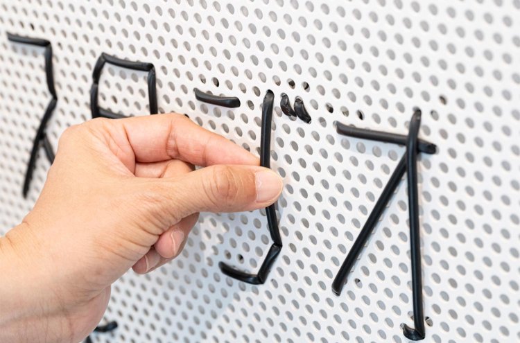 館内のサインはゴムチューブをつないだデザイン。