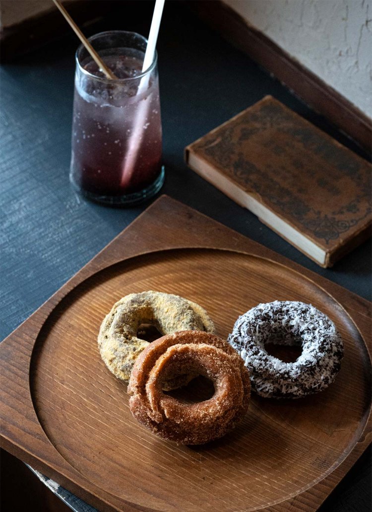 豆富ドーナツ264円～。季節の果実のビネガーシロップソーダ（マルベリーとルバーブ）560円。