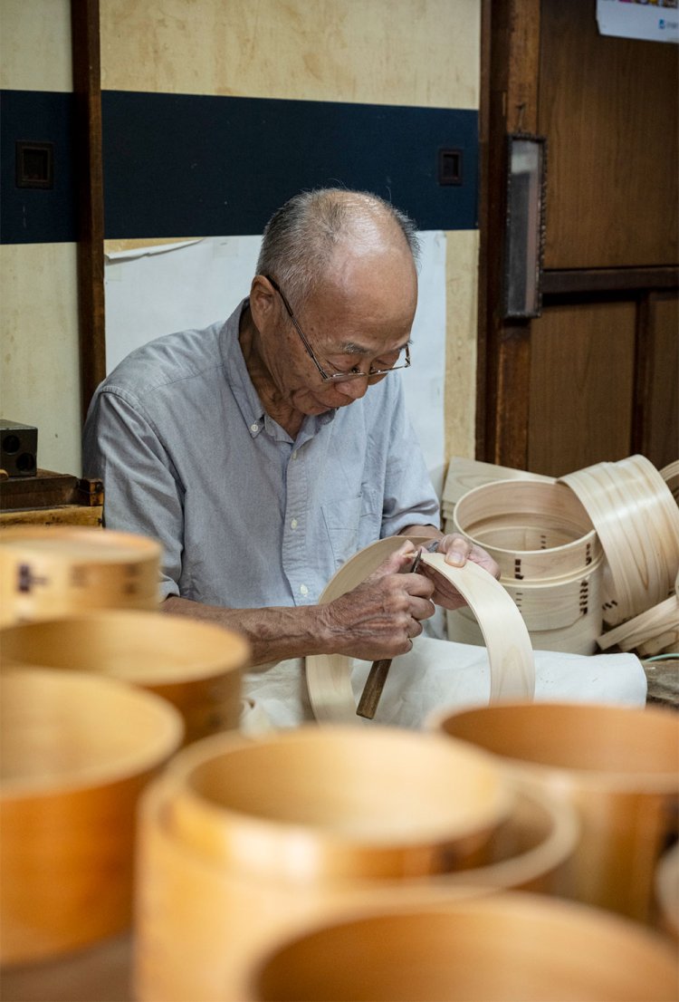 小刀で輪の重なる部分を削る島田さん。
