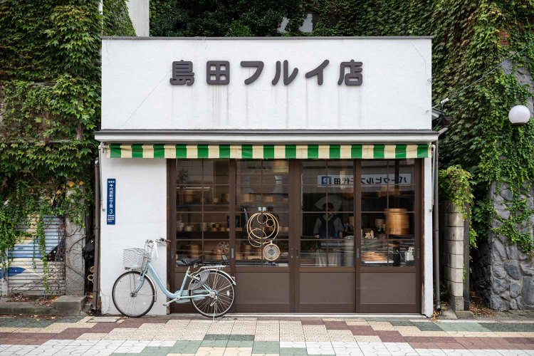 全面ガラスの格子戸で商品がよく見える。