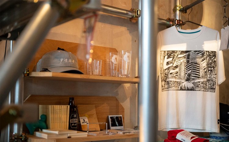 国道50号の五差路にかかる歩道橋を描いた、五叉路T-shirts8250円も。