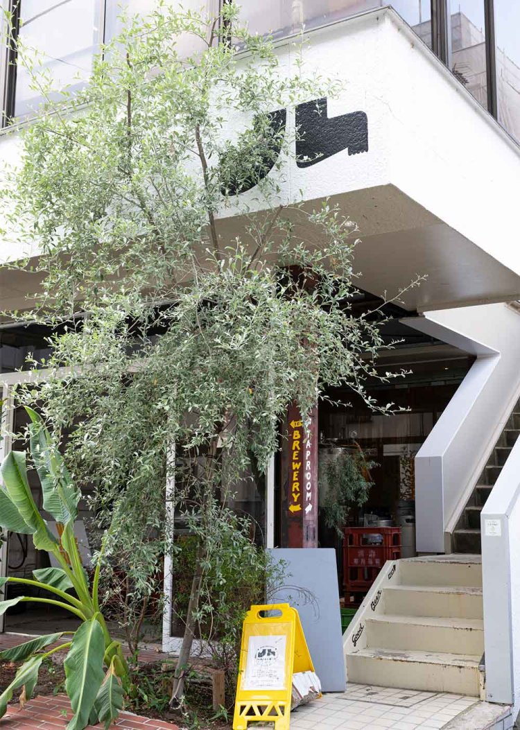 坂道の途中にある店。1階が醸造所だ。