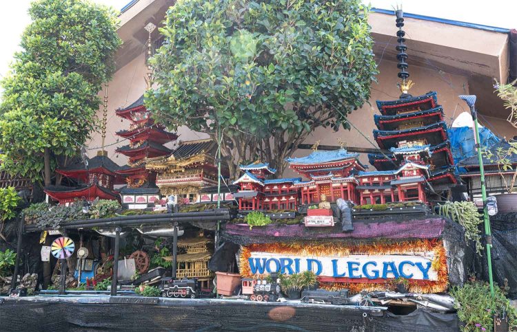 首里城など、自作したミニチュア世界遺産でいっぱいの原さんち。