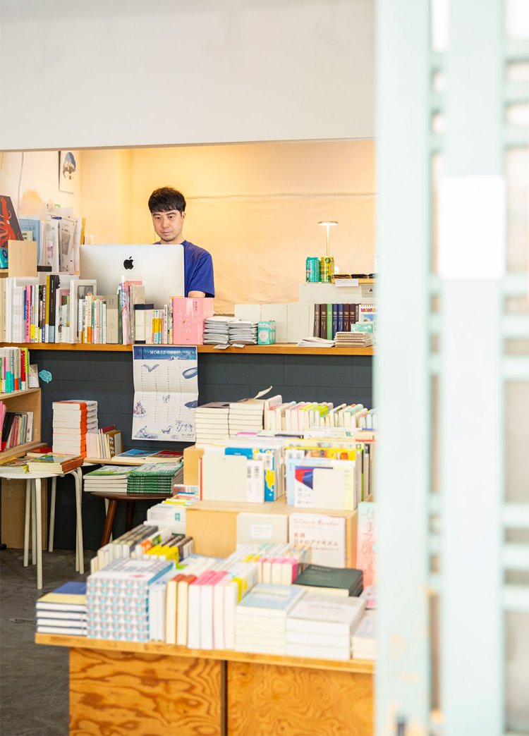 店主の荻原さんは、デザイナーや編集者としても活動している。