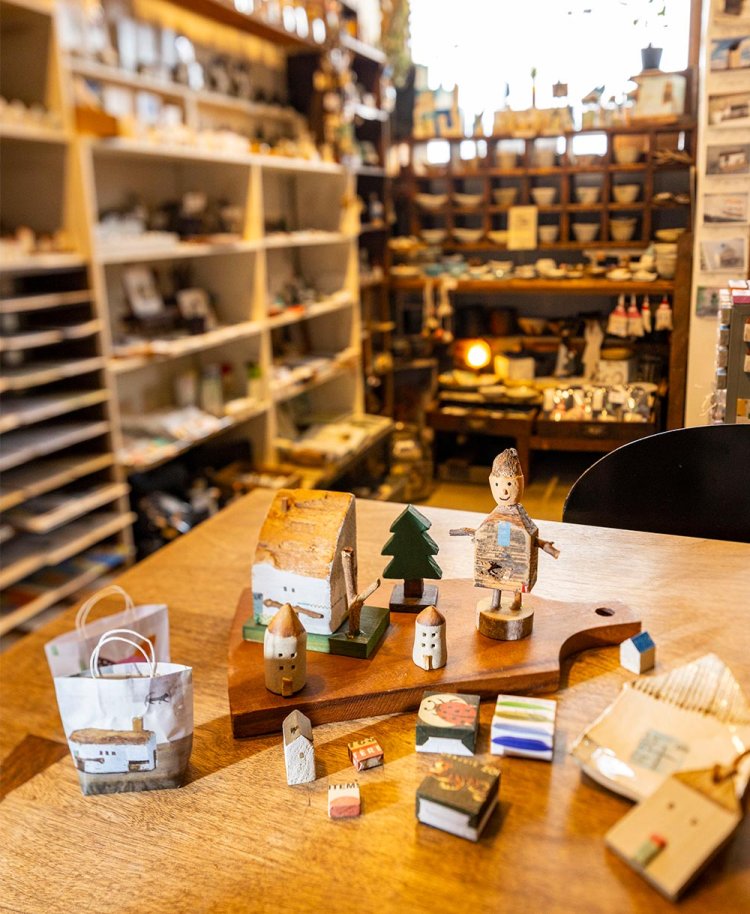 絵本から飛び出してきたような作品はどれも1点モノ！　紙の再利用のミニ紙バッグは、オープン以来大人気のおまけアイテム。