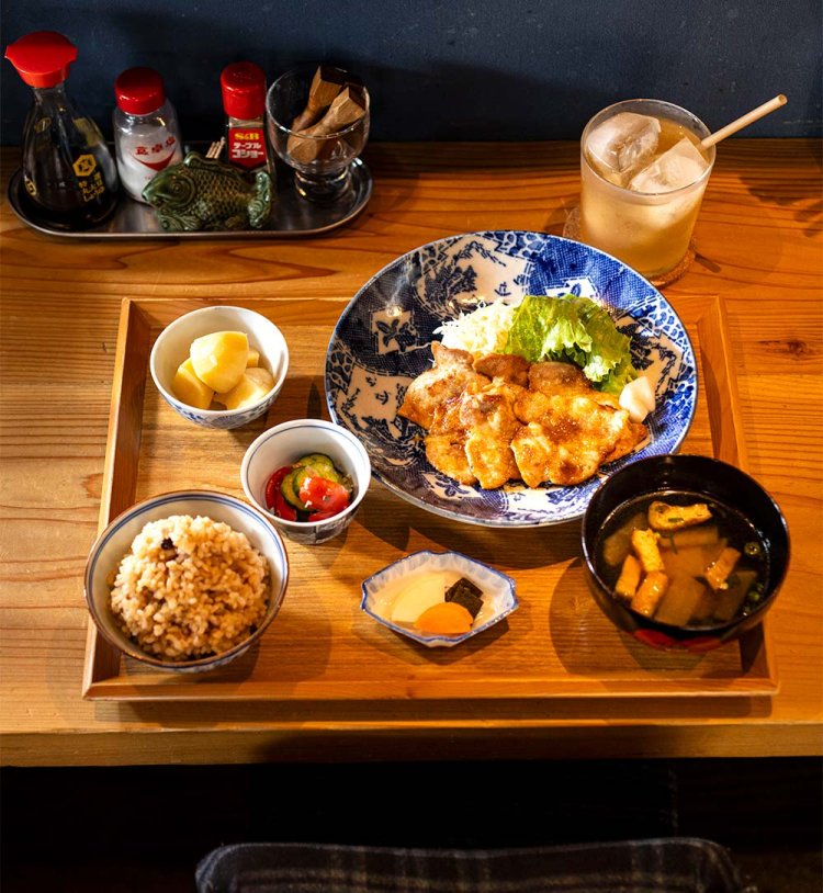豚の生姜焼き定食1200円と自家製サイダー500円。
