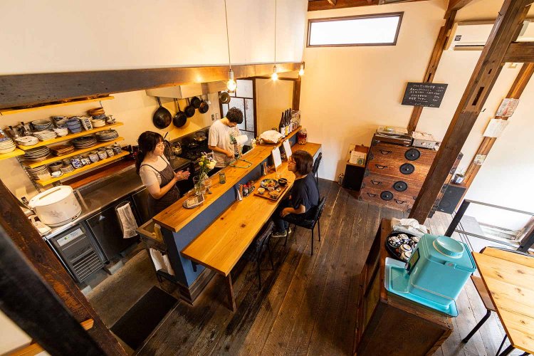 1階はカウンターとテーブル席。