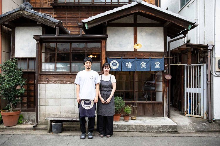 西村博さんと桃子さんの夫妻がお出迎え。