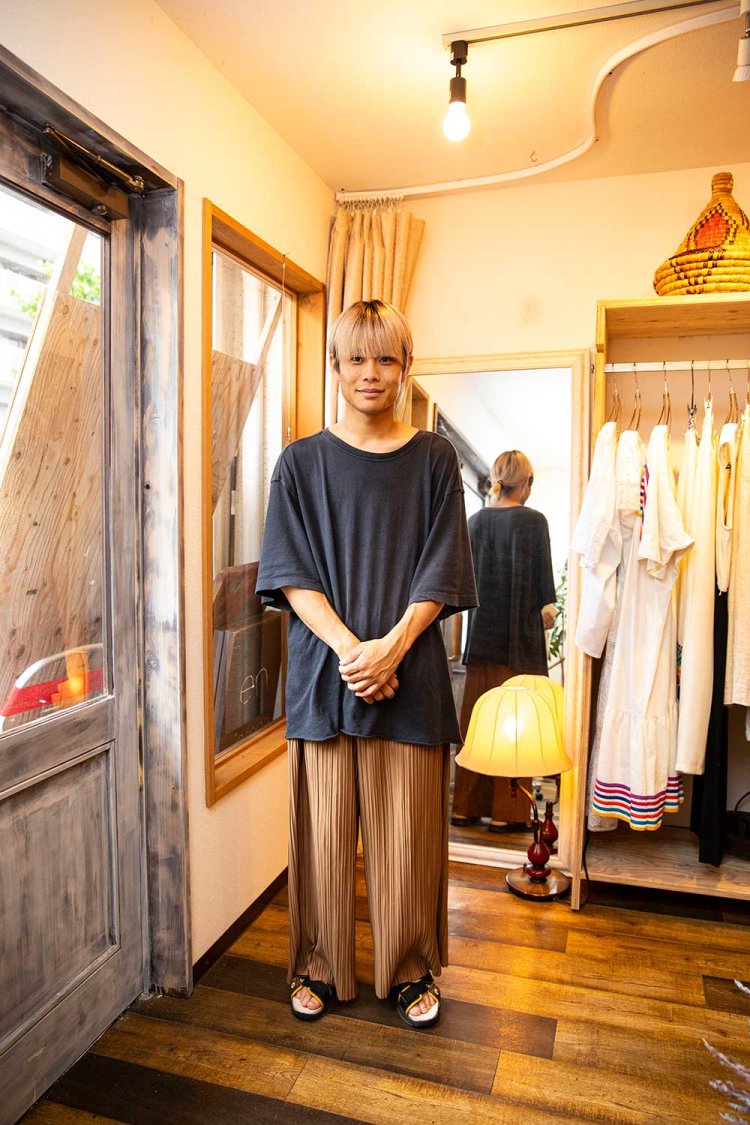 ラフなTシャツときれいめパンツのコーディネートがすてきなオーナーの池田さん。