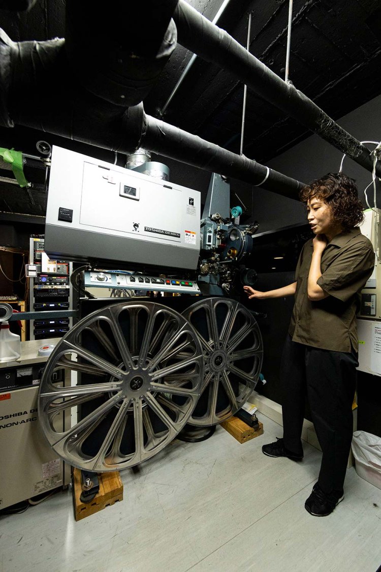 「映写機で上映することもあります」と支配人・小林栄子さん。
