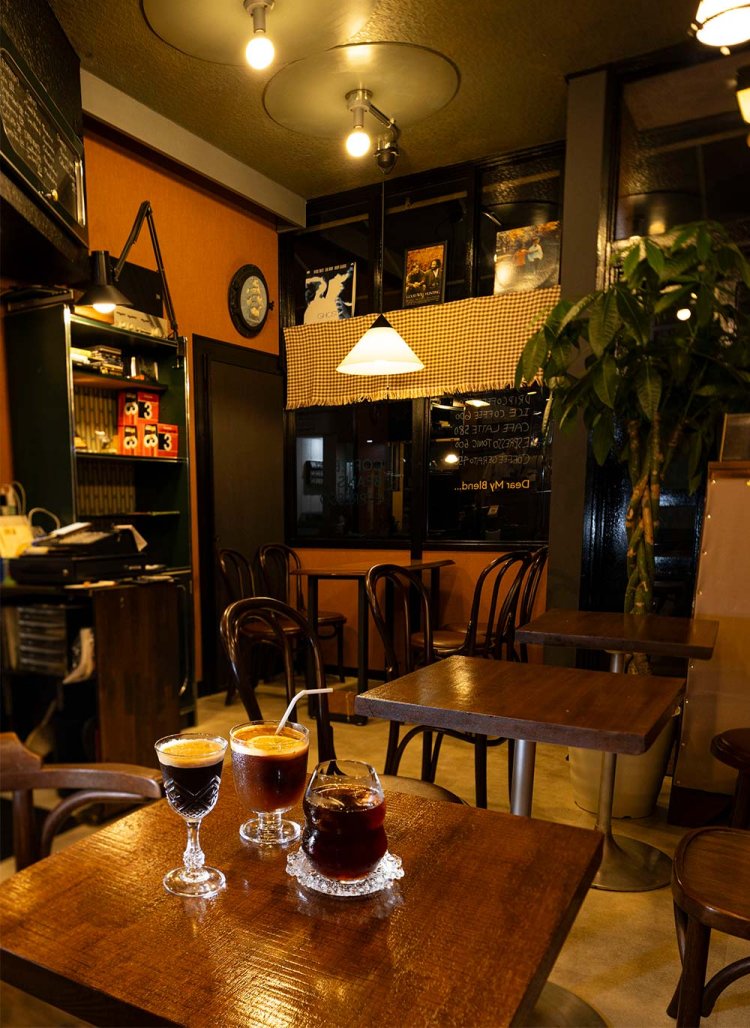 できたてのエスプレッソをシェーカーで急冷するシェケラート430円、エスプレッソトニック600円なども人気。