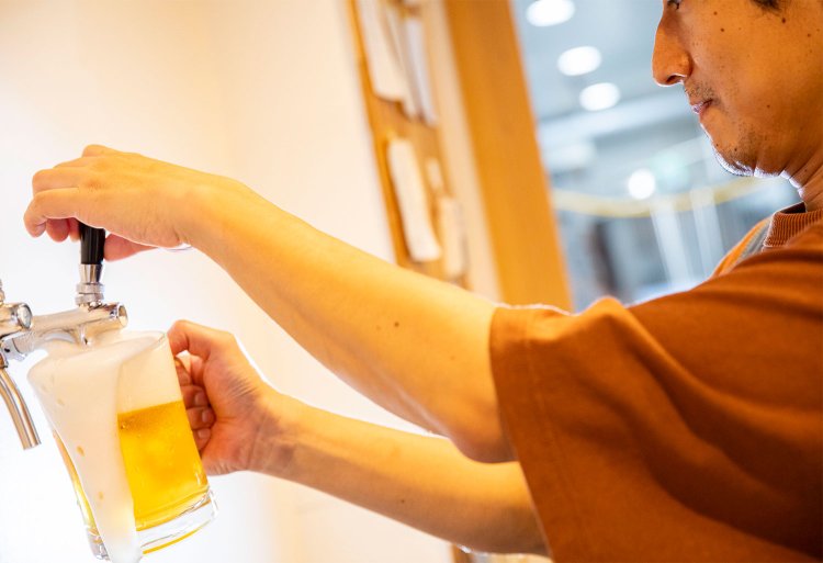 ゴールデンエール、ペールエール、ラガーなど4、5種類のクラフトビールがその場で飲める。