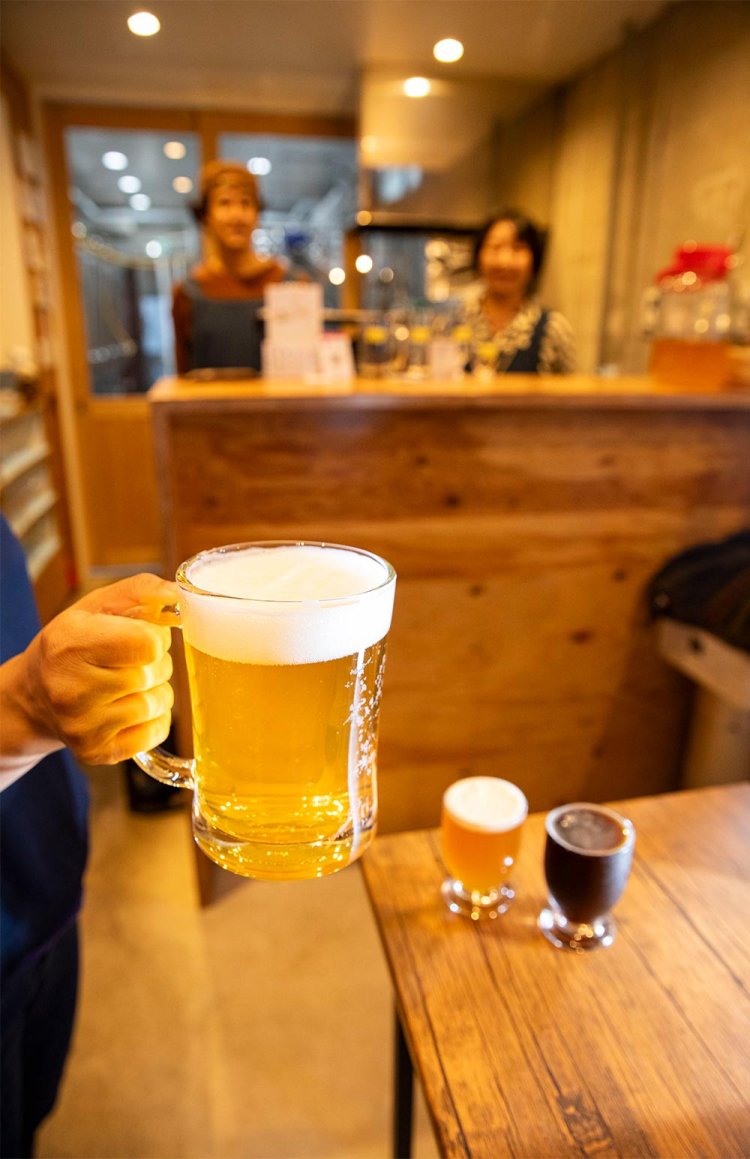 ジョッキは600㎖1400円。少しずついろいろ飲むならテイスティング160㎖（有料）を。