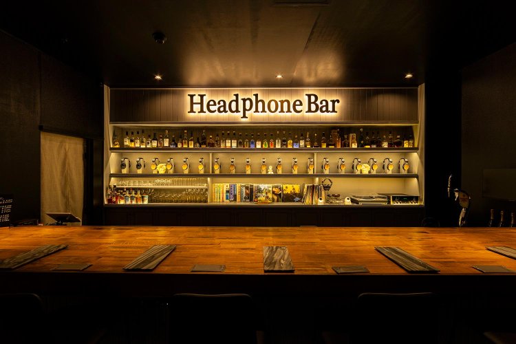 「空間デザインもヘッドホンを主役にしました」と多胡さん。なんと、カウンターもイチローズモルトの廃材！