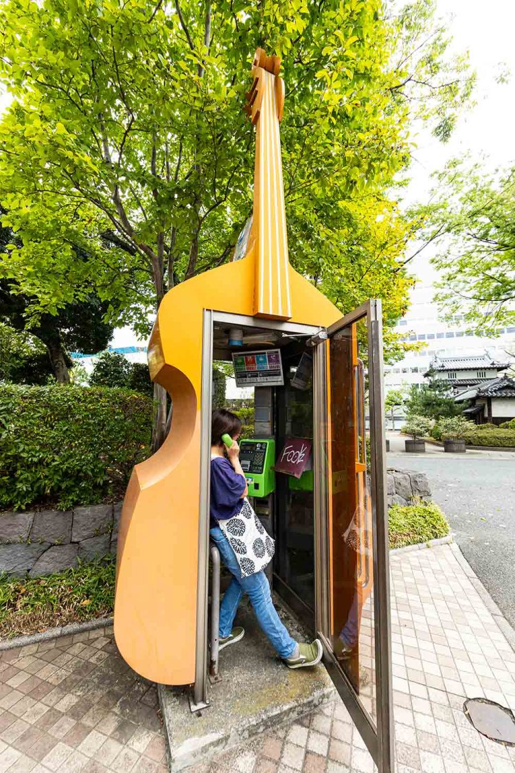 群馬音楽センターにある、チェロがモチーフの公衆電話。