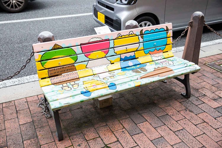 街なかにあるアートなベンチ。