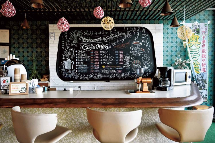 昭和レトロな雰囲気のカフェスペース。