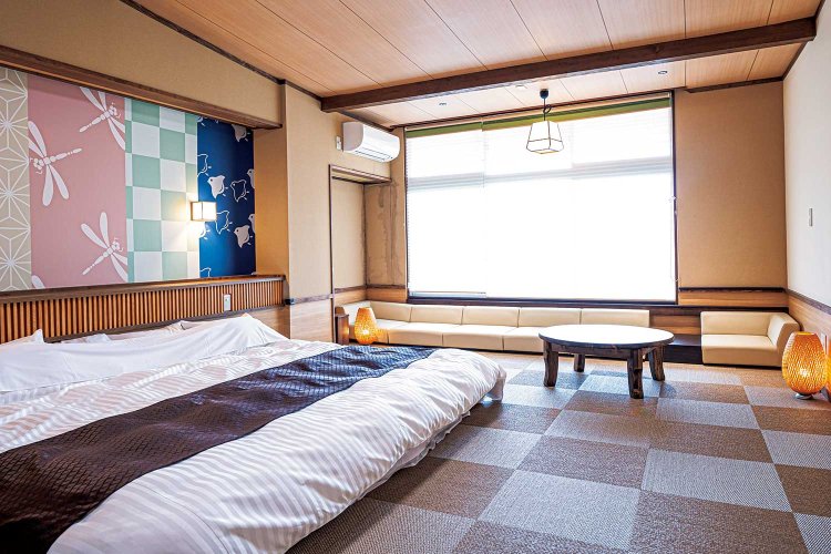 2021年完成の「プレミアムバリアフリー」の客室。子ども連れの家族が川の字になって寝られるよう、キングサイズのローベッドにした。