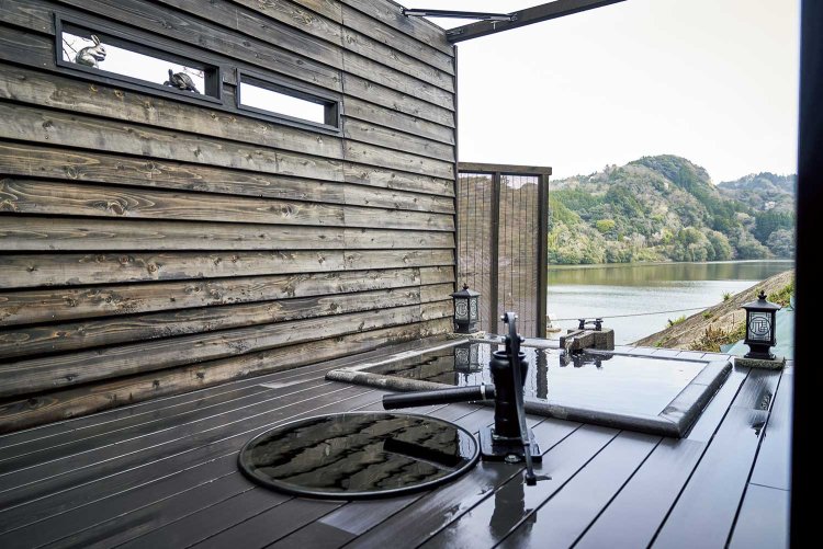 亀山湖を望む貸切風呂「兎亀乃湯」。冷鉱泉（手前）と温かい温泉で温冷交互浴ができる。