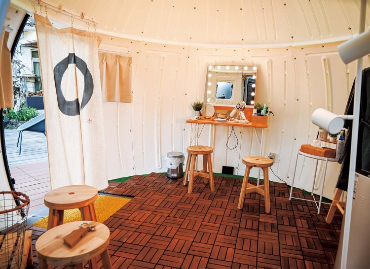 「兎亀乃湯」の脱衣所はドーム型のテントの中。女優気分で肌の手入れができる“ハリウッドミラー”を設置。