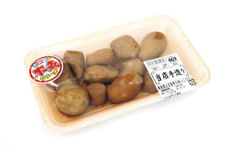 隠れた名品、上庄里芋は地元では箱買いが当たり前。その芋を使った「里芋の煮っころがし」は総菜コーナーで買って味わえる。