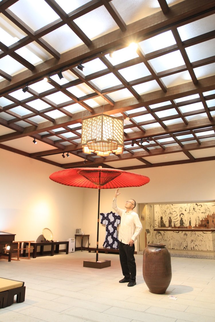 「ランプシェードも日本民藝館を作った柳宗悦（むねよし）の意匠です」と都筑館長。