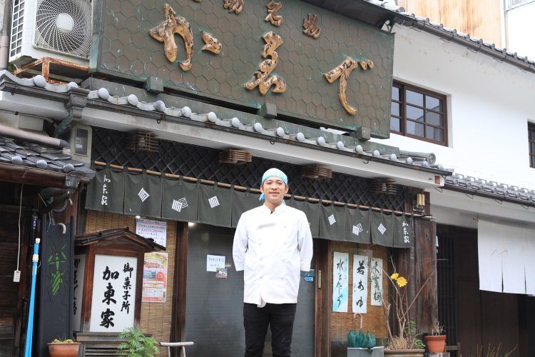 創業73年の看板を守る加藤泰幸さん。