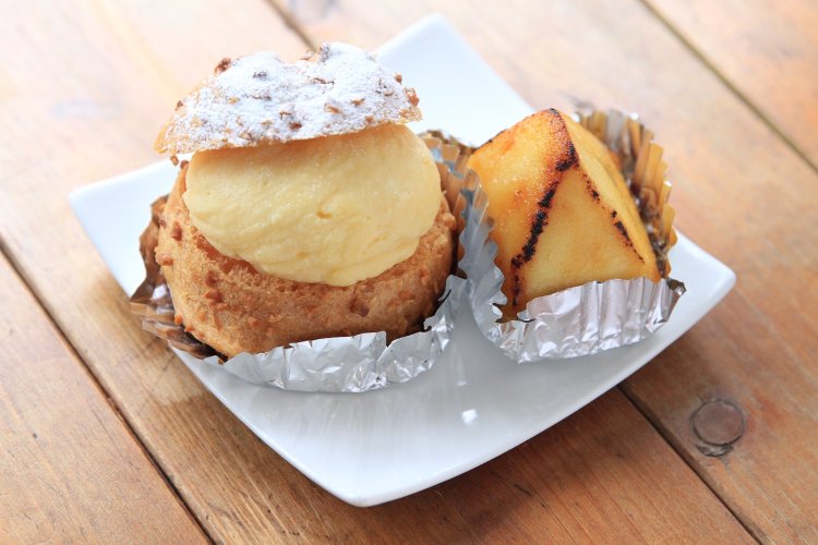 レアポテト（右）は量で値段が変わり、1個400円前後～。カスタードクリームたっぷりのシュークリームは280円。