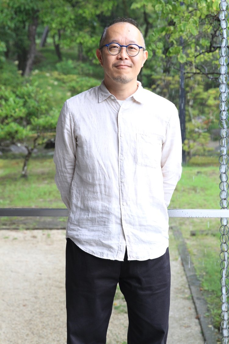 都築館長。「当館周辺や民芸の森も 例年11月は紅葉が見頃です！」。