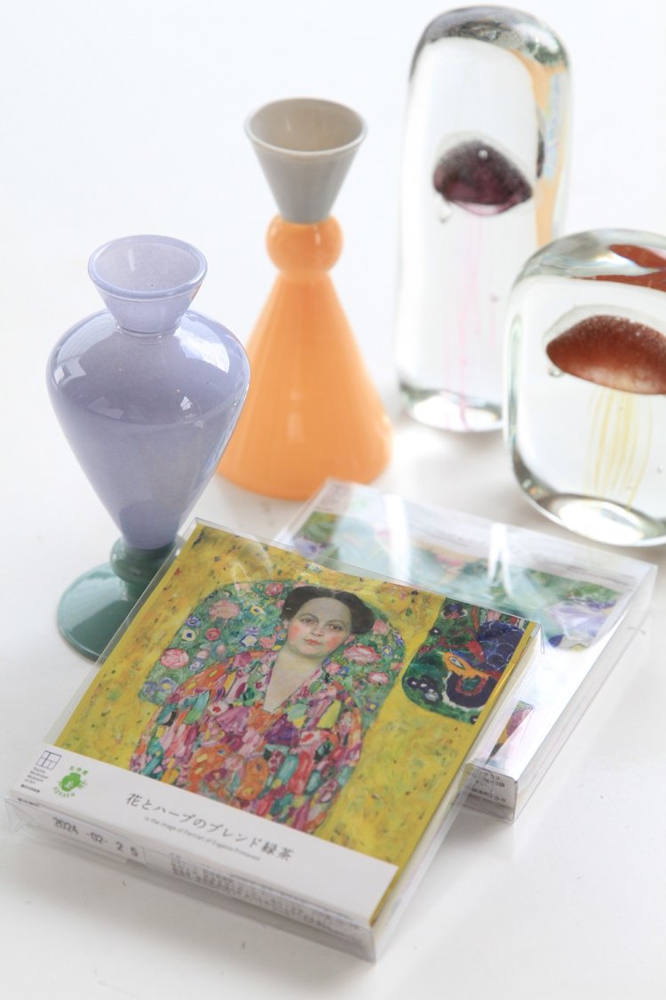 『豊田市美術館』のショップではオリジナル商品、同館収蔵のグスタフ・クリムトの「花とハーブのブレンド緑茶」（手前）648円などを販売する。