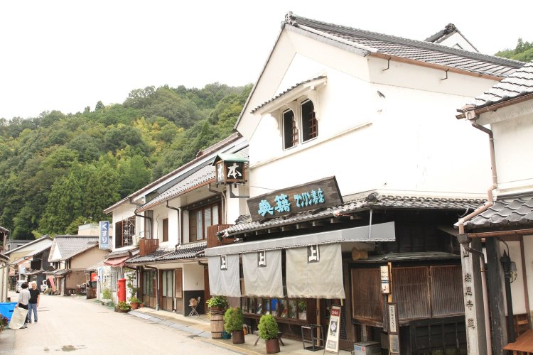 足助の古い町並みは、格子戸や白壁の土蔵が風情あり。