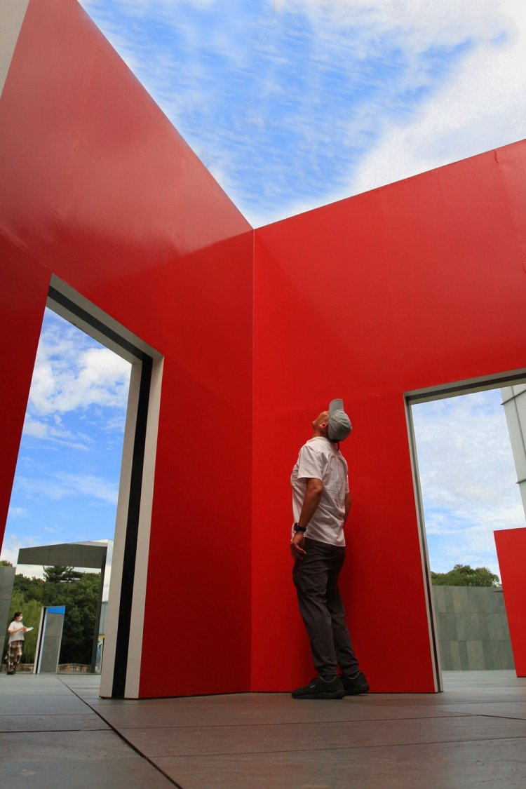 フランスの作家・ダニエル・ビュレン作品が並ぶ彫刻テラス。