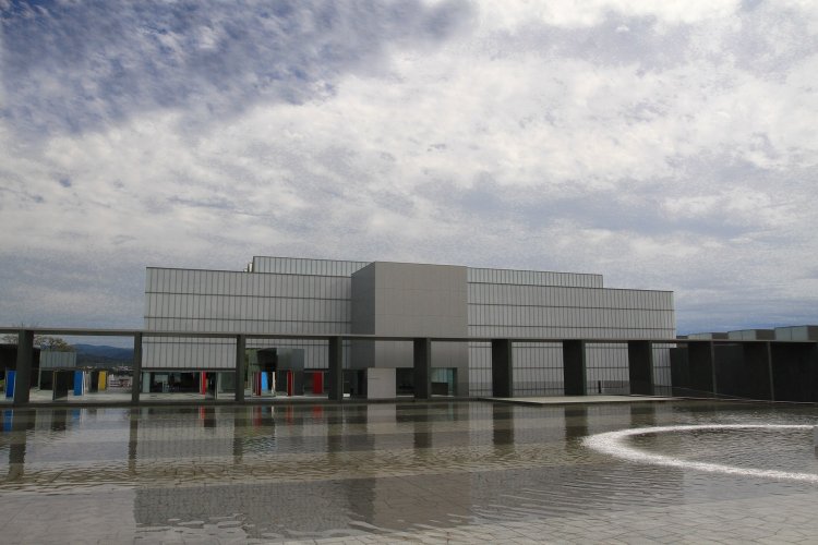 丘陵地の高低差を生かして建築。敷地西には大池や茶室、日本庭園が。