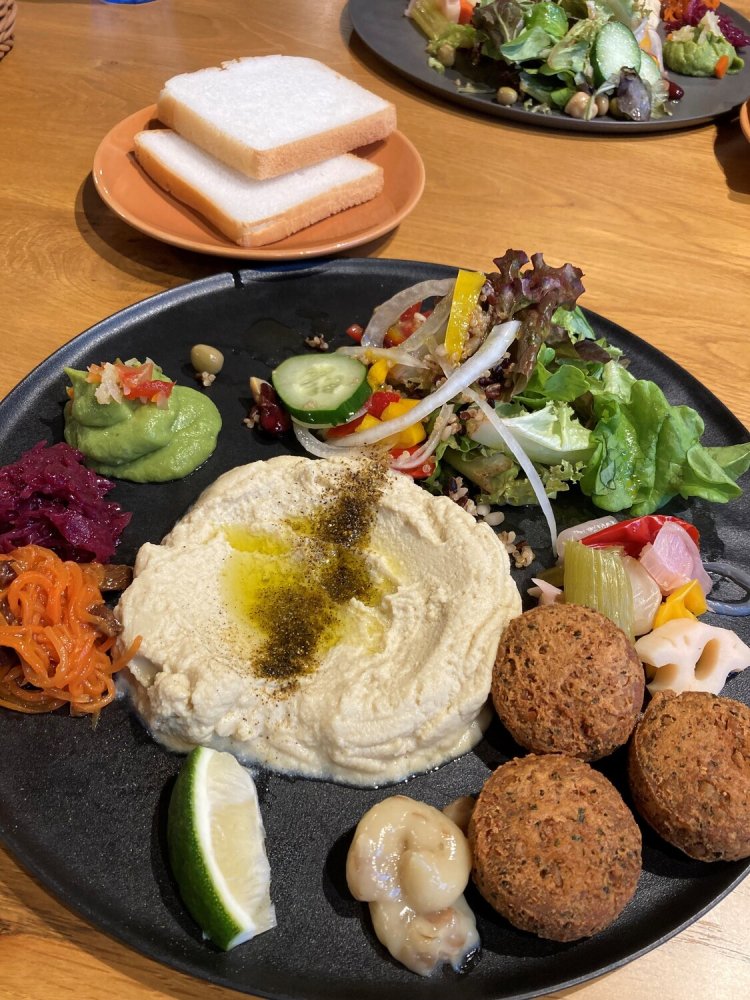 『天風てらす』の天風ブッダボウルと米粉パンのセット1860円。