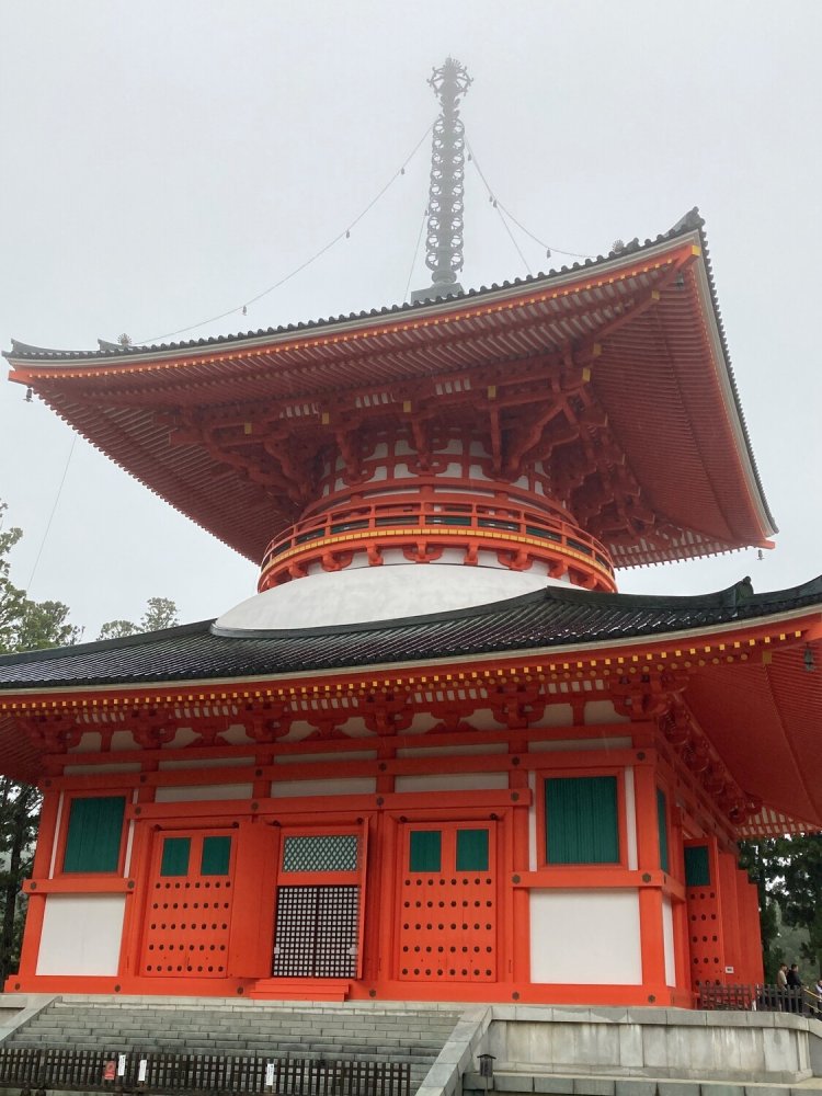 高野山のシンボルである壇上伽藍にそびえる根本大塔。