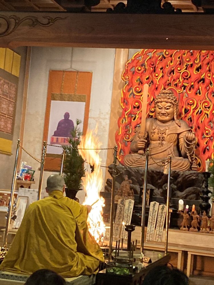 清浄心院護摩堂で毎日13時から行われる護摩行。体験料1000円。