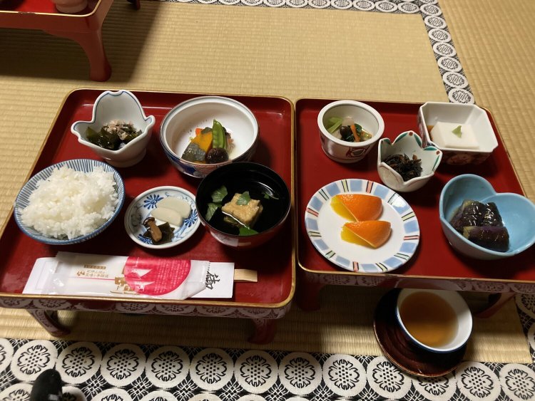 清浄心院の壁区切りの部屋は1泊2食付きで1人（1室2名以上の場合）1万5400円～。