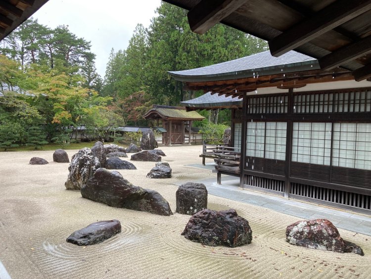 金剛峯寺にある「日本最大級の石庭」と称される蟠龍庭。