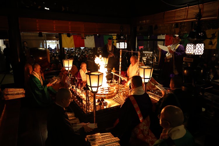 パレード後は子供の成長を願って御護摩修行が行われる。