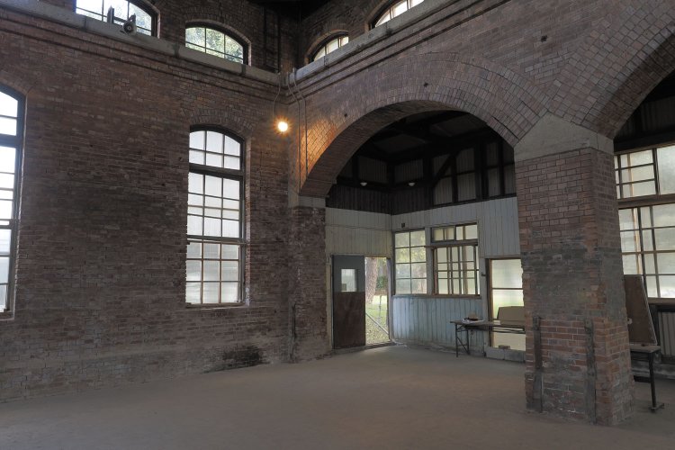 入り口部分はトタンの増設した部分であった。室内に入るとすぐに巨大アーチ橋が目の前に……（2024年10月撮影）。